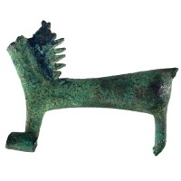 Fibula in bronzo con arco configurato a cavallino (VIII sec. a.C.) - Monteveglio (BO), scavi ottocenteschi (Museo Civico Archeologico di Bologna)