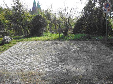 Parcheggio per disabili all'inizio del percorso