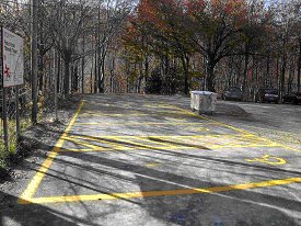 Posti auto riservati ai disabili in prossimità della rampa d'accesso lungo la strada forestale