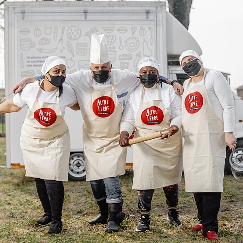 Multietnico, inclusivo, al femminile: il food truck Altre Terre parte dalla Bolognina e prosegue per il DumBO