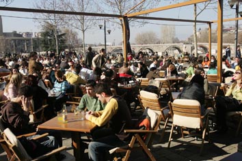 Skopje, La cultura del consumismo collettivo, un giorno di sole lungo la promenade del fiume Vardar. Foto contenuta nella pubblicazione di Maja Zlatevska 