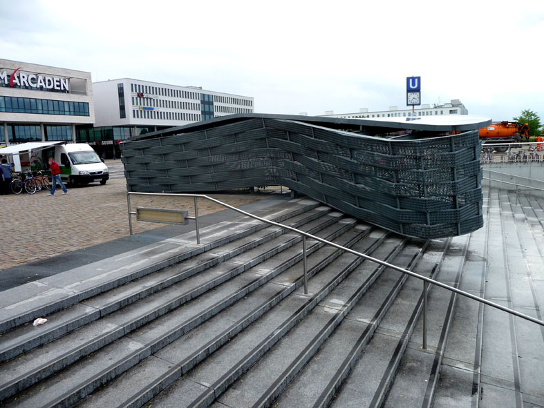 stazione metropolitana a servizio del quartiere-installazione artistica