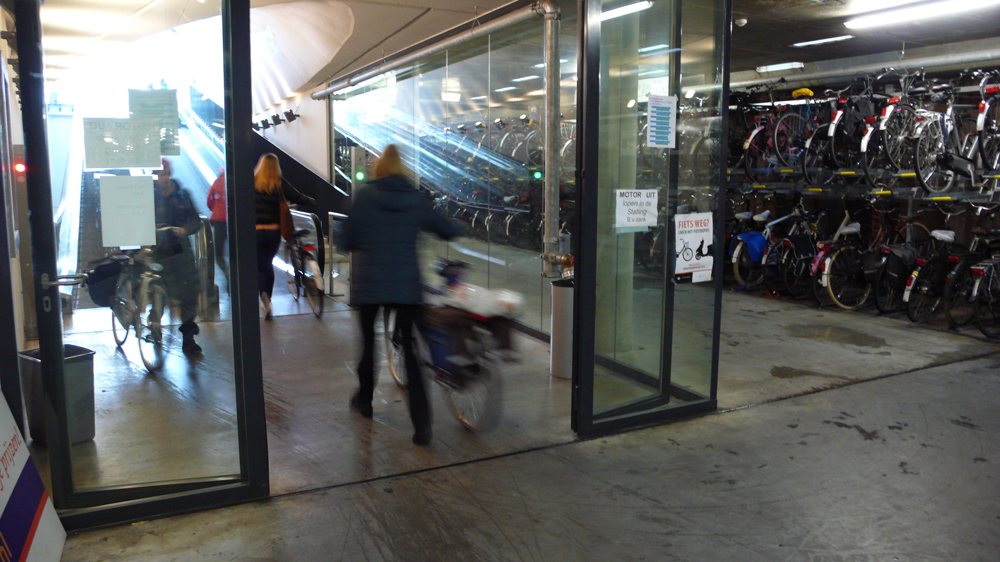 Eindhoven: interno parcheggio bici nei pressi della stazione ferroviaria