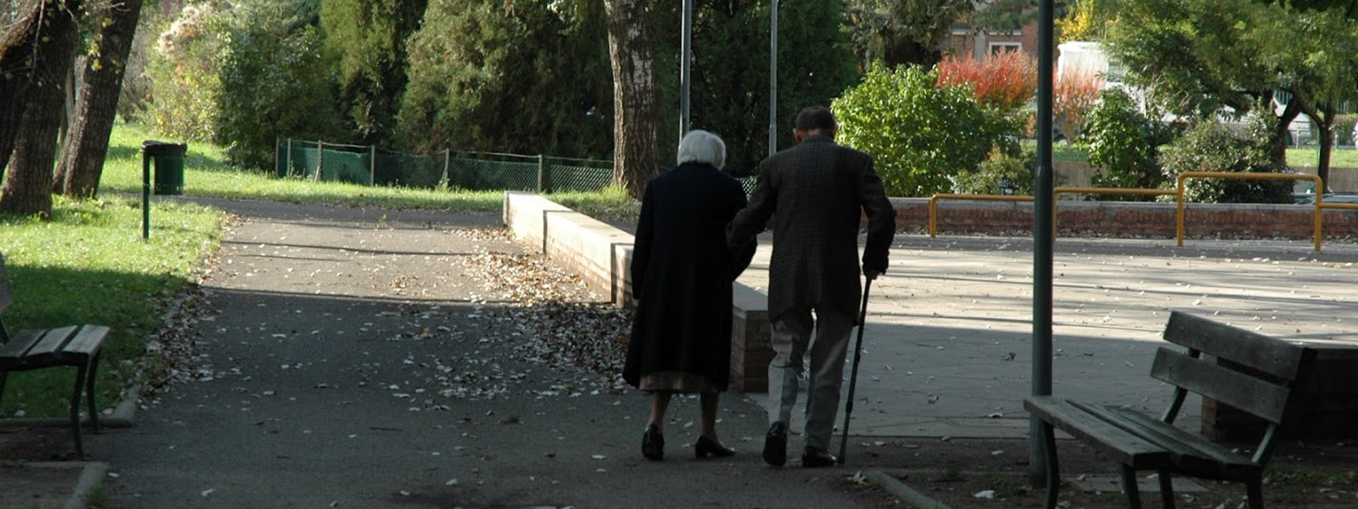 Persone anziane a passeggio