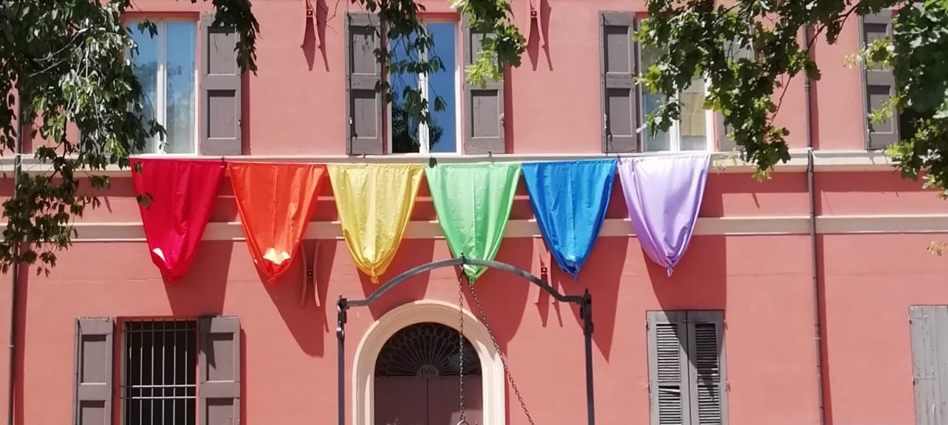 Le bandiere sulla facciata del Comune di Argelato