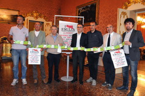 Il vicepresidente Venturi e alcuni amministratori locali con i biglietti del concerto. Archivio Provincia di Bologna