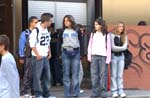 Ragazzi davanti a una scuola - Archivio Provincia di Bologna
