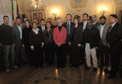 Foto di gruppo a palazzo Malvezzi il giorno dell'insediamento del Consiglio degli stranieri