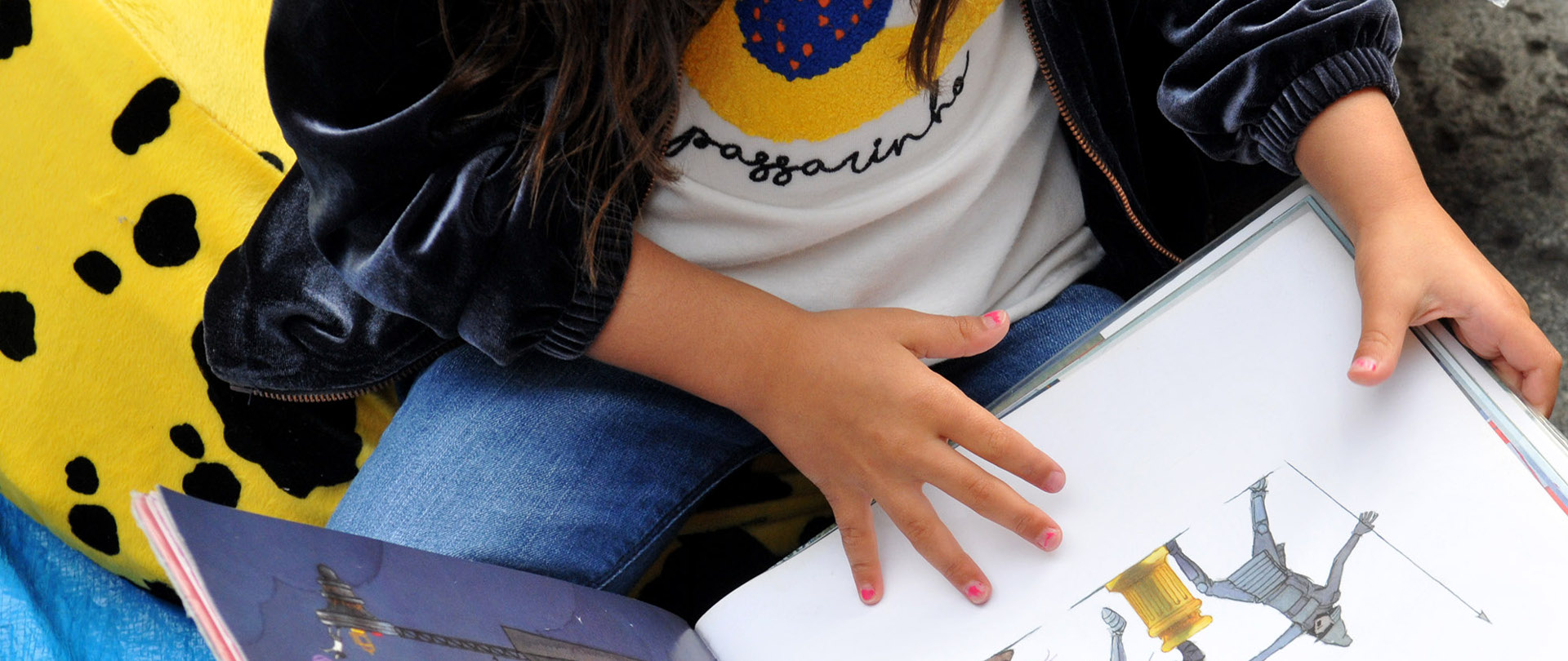 Foto: bambina che legge - Archivio Città metropolitana di Bologna