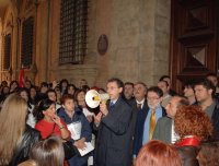 Una delegazione del Consiglio provinciale incontra gli operai della Perla davanti a palazzo Malvezzi - Archivio Provincia di Bologna