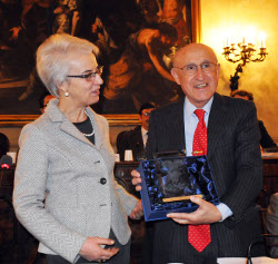 La presidente Draghetti consegna il Premio al prof. Pannuti