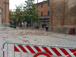 Crolli in centro a Crevalcore - Archivio Provincia di Bologna