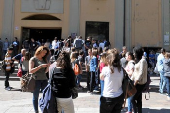 Studenti davanti alla scuola - Archivio Provincia di Bologna