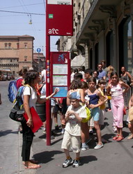 Bambini alla fermata ATC - Archivio Provincia di Bologna