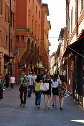 Gente a passeggio per Bologna - Archivio Provincia di Bologna
