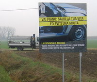 Un cartello della campagna di comunicazione per la sicurezza stradale