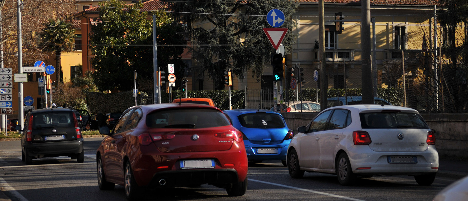 Automobili in strada - Archivio Città metropolitana di Bologna