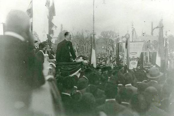 L'inaugurazione del monumento nel 1925