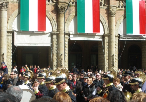 18/03/2011 - La banda militare in Piazza Maggiore. Foto scattata il 17 marzo 2011 da Francesco Mangieri