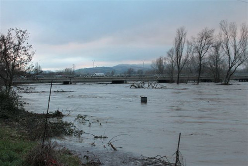 28/03/2013 - Casalecchio di Reno: il fiume in piena al ponte Bacchelli. Foto di Mirco Maselli