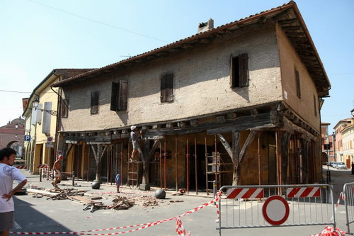 27/05/2013 - Uno degli edifici più antichi di Pieve (1272), ha le colonne in legno ed era una locanda, ricovero di pellegrini e posta di cavalli. Dal sito del Comune di Pieve di Cento