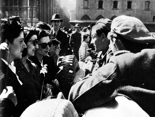 21 aprile 1945 - Bologna: ragazze e soldati polacchi fraternizzano. Dal volume "Guerra, nazifascismo. Lotta di liberazione nel bolognese" di L. Arbizzani, ed. Provincia di Bologna