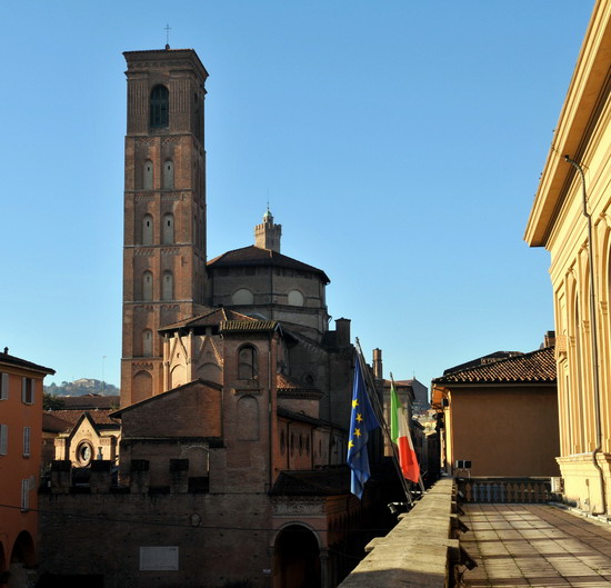 Basilica di San Giacomo Maggiore vista dal Teatro Comunale Foto Salvatore Morelli -