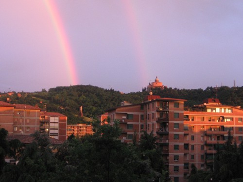 21/06/2010 - Due arcobaleni e sullo sfondo San Luca. Foto scattata da Simona Serafini