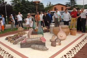 I prodotti che accompagnano il vino, sono il tema dell'opera realizzata dal maestro Gino Pellegrini nell'ambito del percorso "Il vino e la sua strada", posta al centro della rotonda a Ca' Bortolani (Savigno), inaugurata il 17 luglio