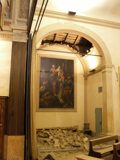 19/06/2012 - Interno della chiesa danneggiata dal terremoto
