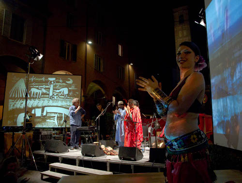 02/07/2010 - "Trasmigrazioni 0.1 - odio, memoria, convivenza", spettacolo multimediale che si è tenuto il 26 giugno 2010 in piazza Verdi in occasione della Giornata mondiale del rifugiato. Foto di: Alessandro Magno