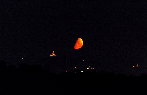 04/02/2011 - Luna e Basilica di San Luca: vista da Granarolo dell'Emilia. Foto di Massimo Brunelli