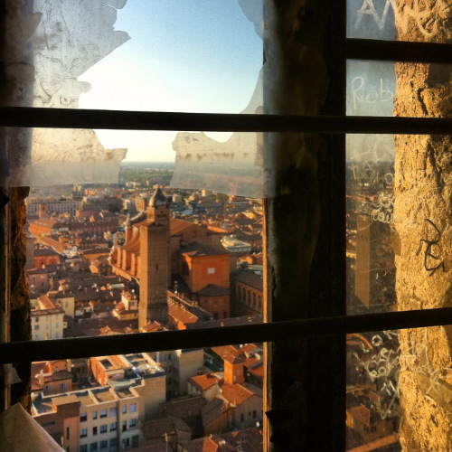 13/05/2013 - Foto scattata da una "finestrella" della Torre degli Asinelli da Tullio Giannini
