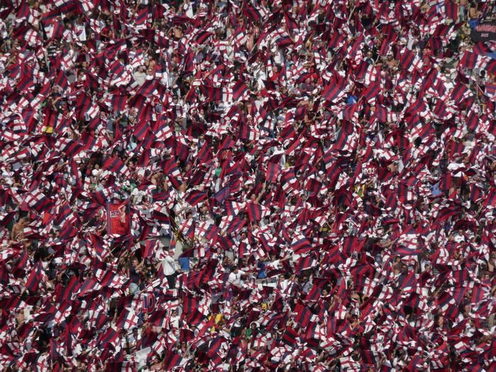 20 mila bandiere alla partita del centenario del Bologna FC, domenica 4 ottobre 2009 allo stadio Dall'Ara. Foto di Daniele Magagni