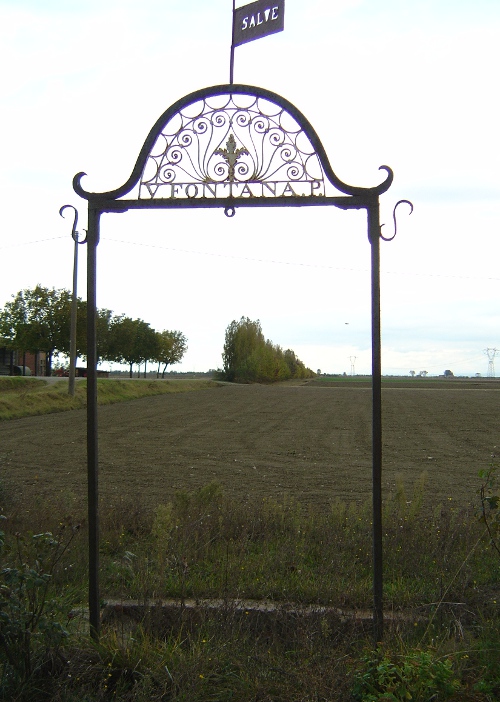 21/01/2011 - Iscrizione su un arco in ferro battuto, sormontante un antico pozzo nella tenuta Vallona della Partecipanza di Villa Fontana. Accoglieva le persone che si recavano ad attingere l'acqua. Foto di Cesare Lenzi