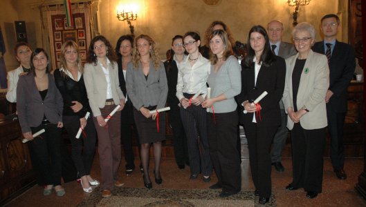 Palazzo Malvezzi: le sette ragazze premiate da Università e Provincia con la presidente Beatrice Draghetti
