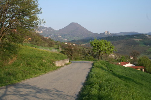 Monte Vigese visto dalla valle del torrente Marano, nei pressi di Rocca Pitigliana (Gaggio Montano) - Foto di Claudio Martinelli