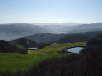 Panorama della valle del Sillaro, territorio di Monterenzio, ripreso dall'antica strada militare 'flaminia minor'. Foto di Marco Fini
