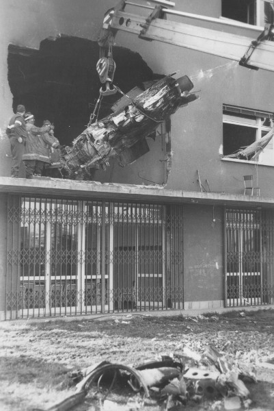 6 dicembre 1990 - 6 dicembre 2016 Casalecchio di Reno. Un aereo militare Aermacchi MB-326 cadde sull'istituto tecnico Salvemini causando la morte di dodici studenti e il ferimento di altre 88 persone.