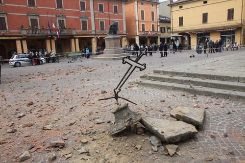 25/05/2012 - Piazza Malpighi dopo il terremoto di domenica 20 maggio. Foto di Michele Nucci