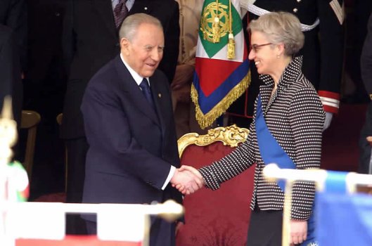 Il presidente Carlo Azeglio Ciampi stringe la mano a Beatrice Draghetti