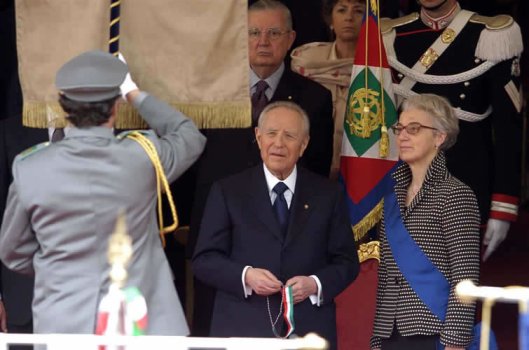 Il capo dello Stato Ciampi e la presidente Draghetti davanti al gonfalone