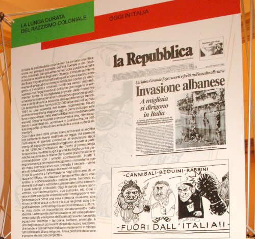Prima pagina del quotidiano La Repubblica e sotto  un volantino murale degli anni '80