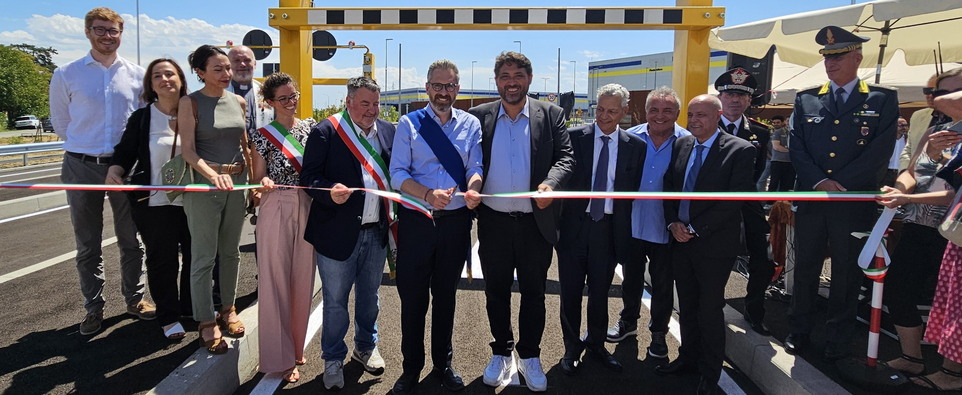 foto di gruppo del taglio del nastro del nuovo ingresso nord di Interporto
