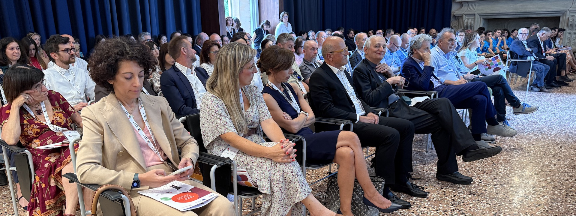 la platea che assiste all incontro di Insieme per il lavoro alla BBS