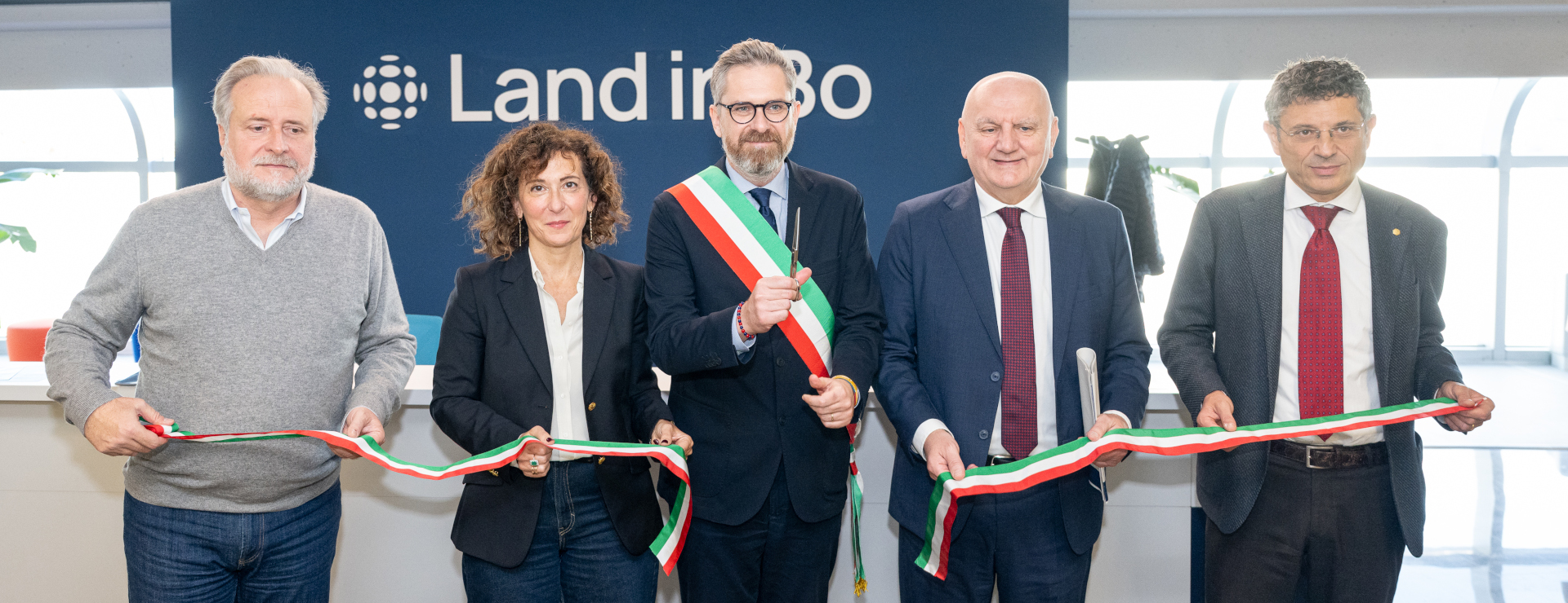 Taglio del nastro del progetto Land in Bo. Da sinistra: Antonio Bruzzone, Rosa Grimaldi, Matteo Lepore, Vincenzo Colla e Francesco Ubertini. © foto Giacomo Maestri
