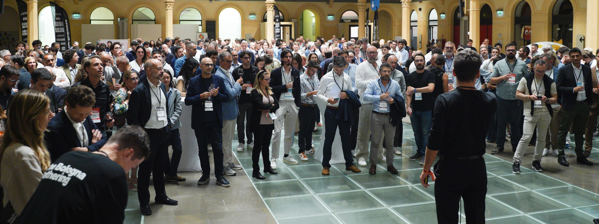 i partecipanti a the Bologna Gathering 2025 nella piazza coperta di Salaborsa