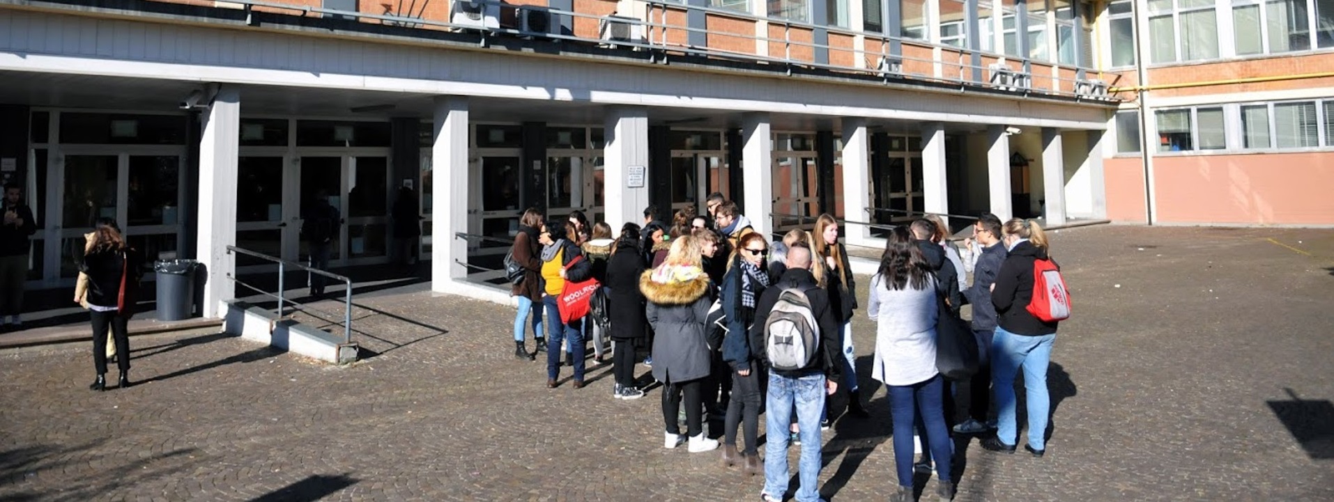 Studenti in attesa fuori dalla scuola