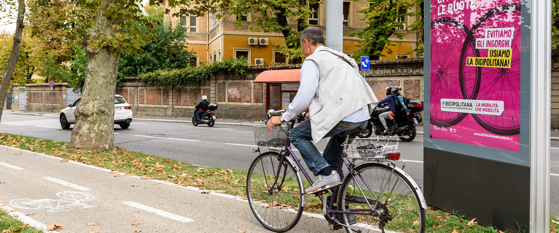 ciclista sulla Tangenziale delle bici a Bologna