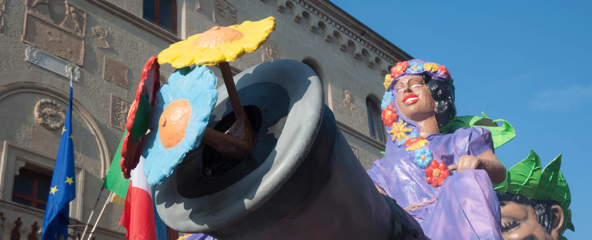 dettaglio di un carro allegorico che sfila durante una passata edizione del Carnevale vergatese